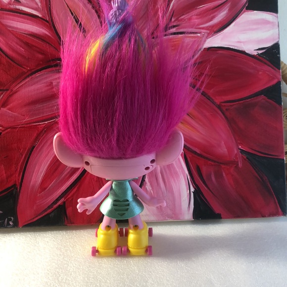 Rainbow hair troll doll @ 2017 Hasbro - Picture 4 of 9